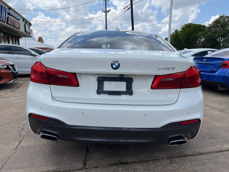 BMW 5 Series Vehicle Image 04