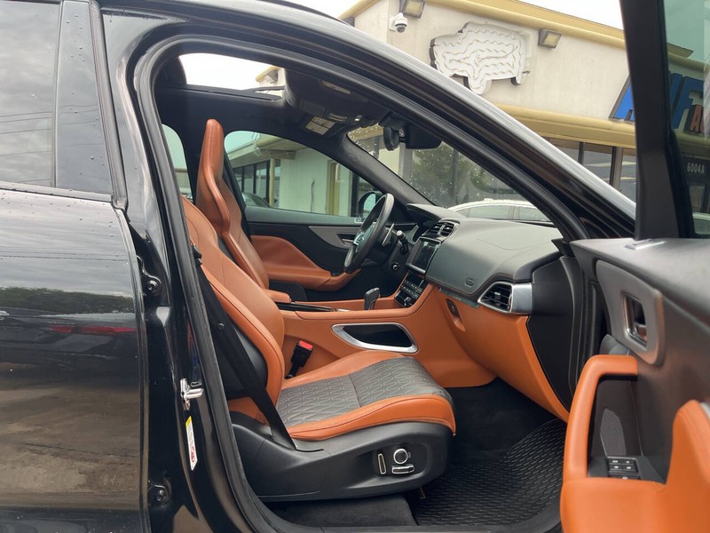 Jaguar F-PACE Vehicle Image 12