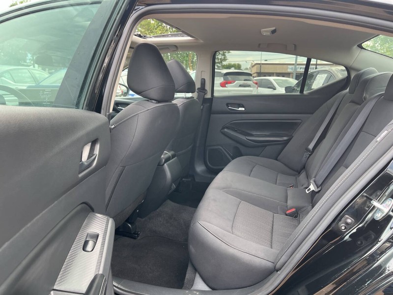 Nissan Altima Vehicle Image 08