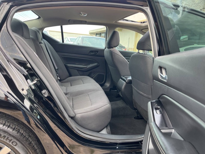 Nissan Altima Vehicle Image 10
