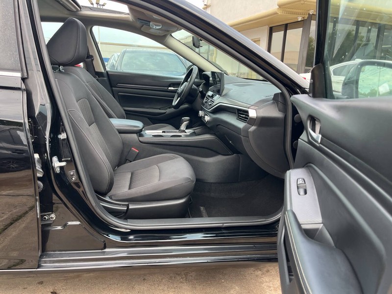 Nissan Altima Vehicle Image 11