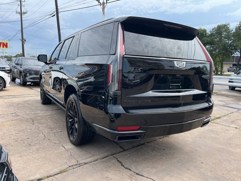 Cadillac Escalade ESV Vehicle Image 03
