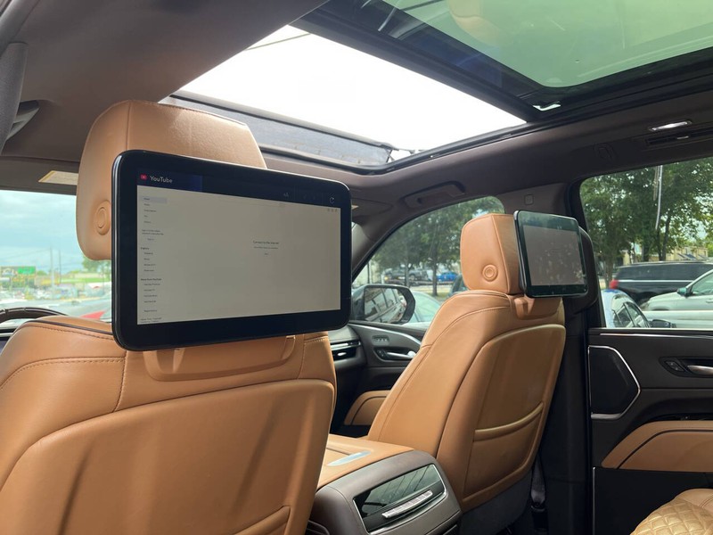 Cadillac Escalade ESV Vehicle Image 10