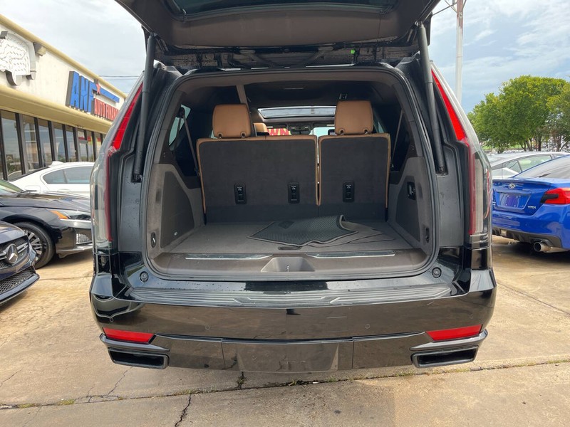 Cadillac Escalade ESV Vehicle Image 11