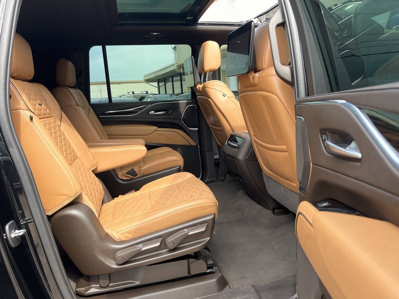 Cadillac Escalade ESV Vehicle Image 12
