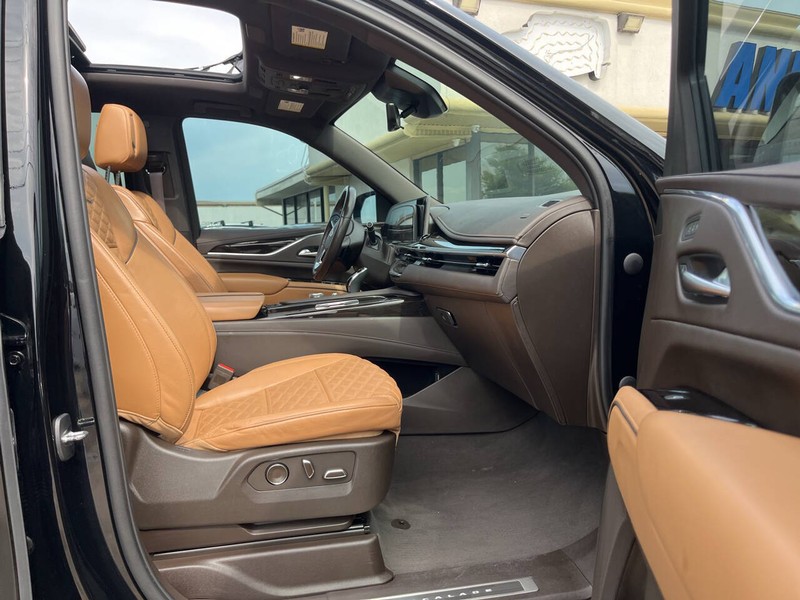 Cadillac Escalade ESV Vehicle Image 14