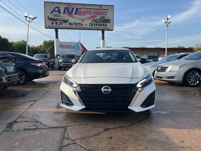 Nissan Altima Vehicle Image 02