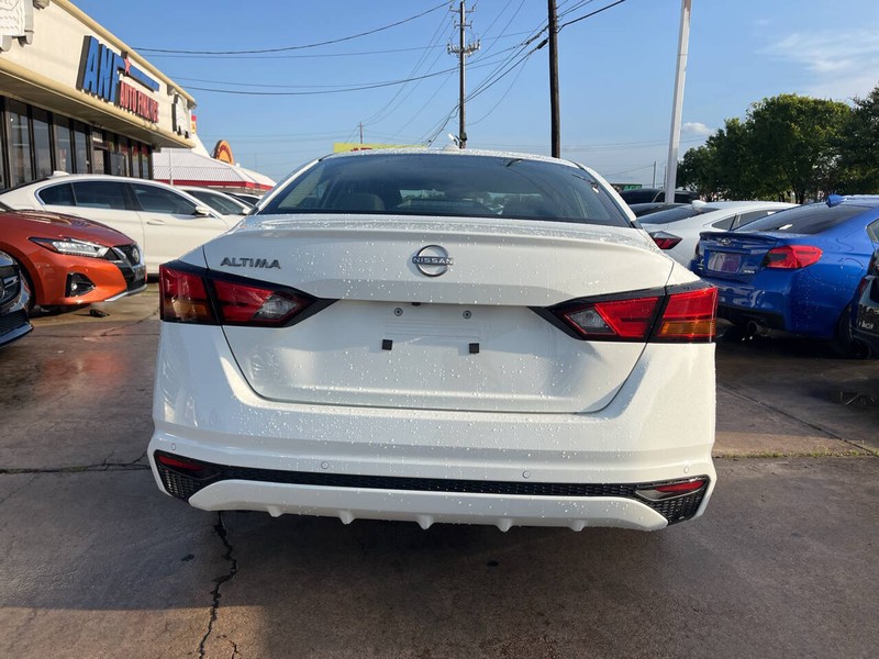 Nissan Altima Vehicle Image 04
