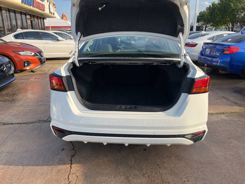 Nissan Altima Vehicle Image 09