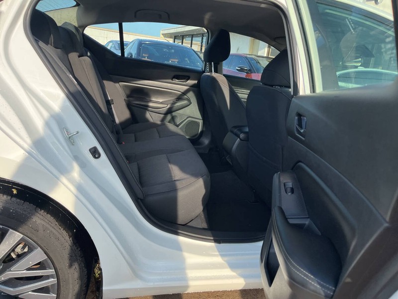 Nissan Altima Vehicle Image 10
