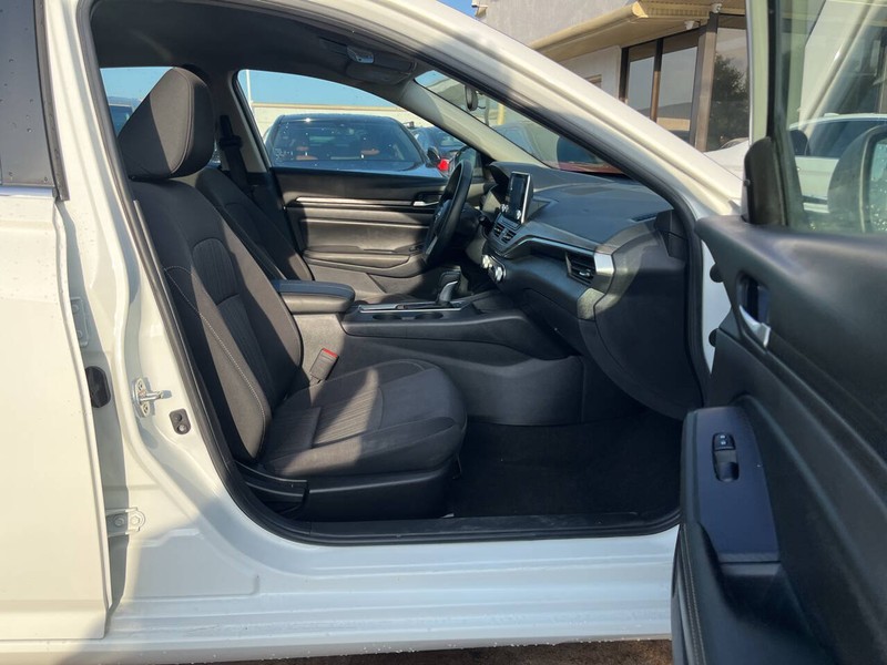 Nissan Altima Vehicle Image 11