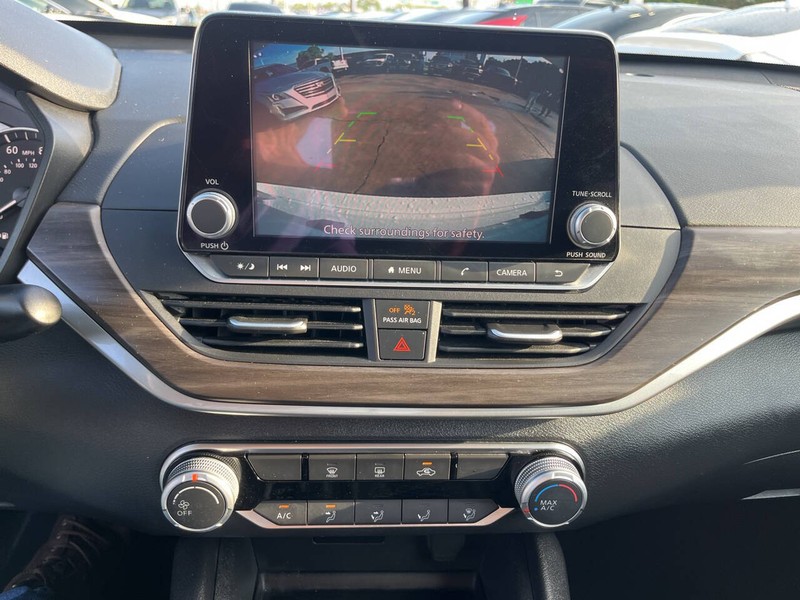Nissan Altima Vehicle Image 12