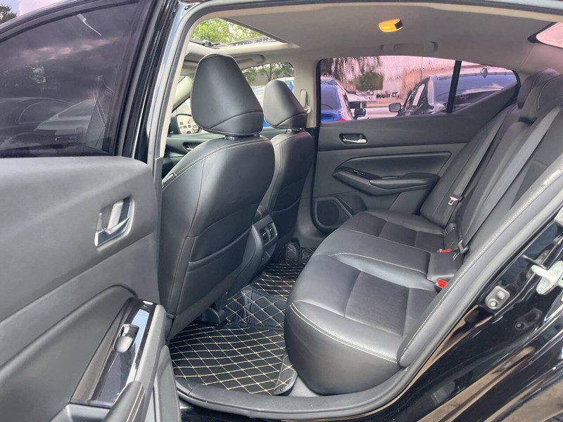 Nissan Altima Vehicle Image 08