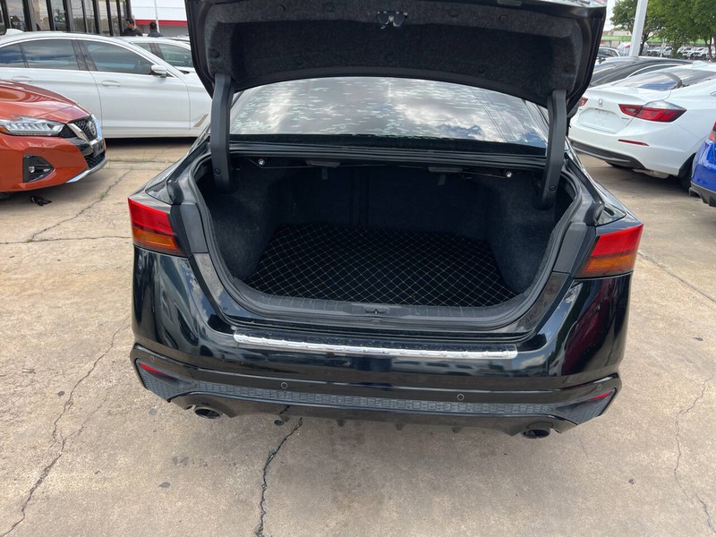 Nissan Altima Vehicle Image 09