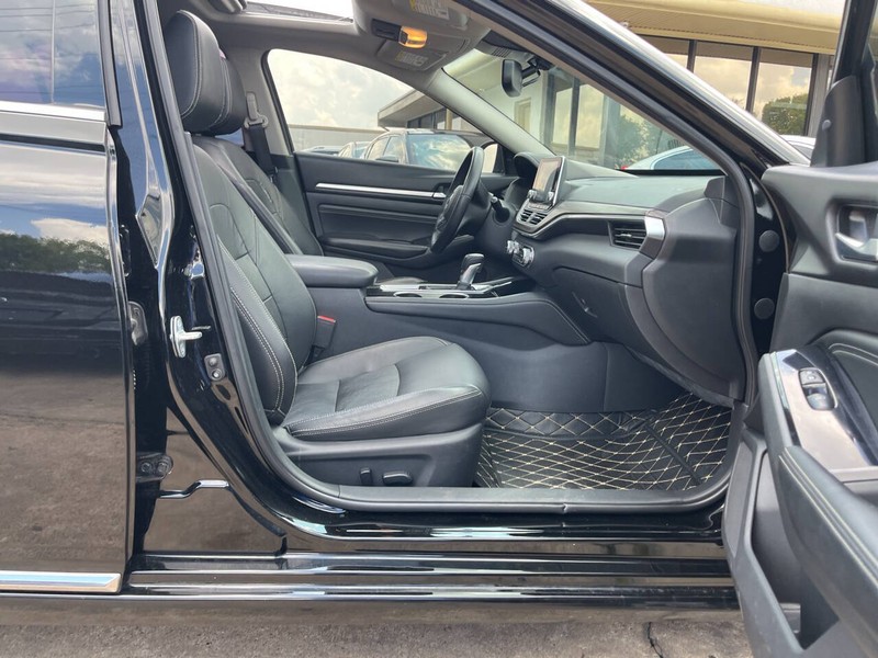 Nissan Altima Vehicle Image 11