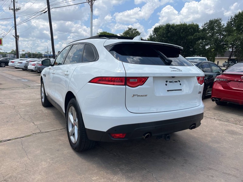 Jaguar F-PACE Vehicle Image 03