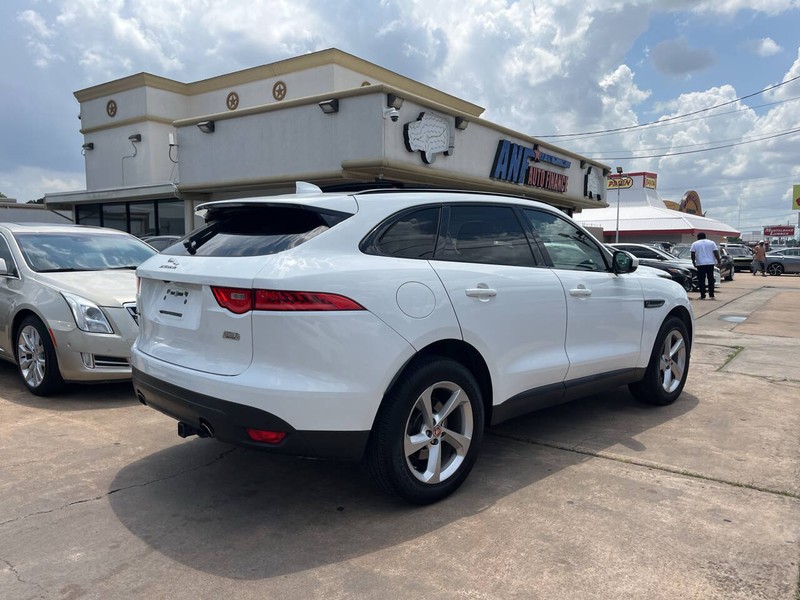 Jaguar F-PACE Vehicle Image 05