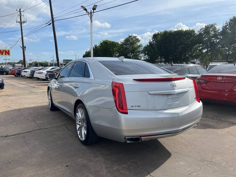 Cadillac XTS Vehicle Image 02