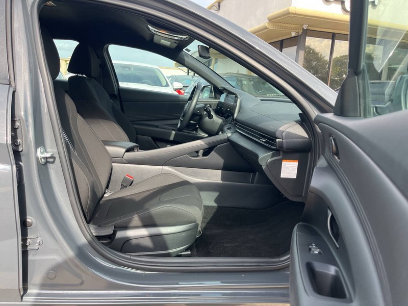 Hyundai Elantra Hybrid Vehicle Image 11