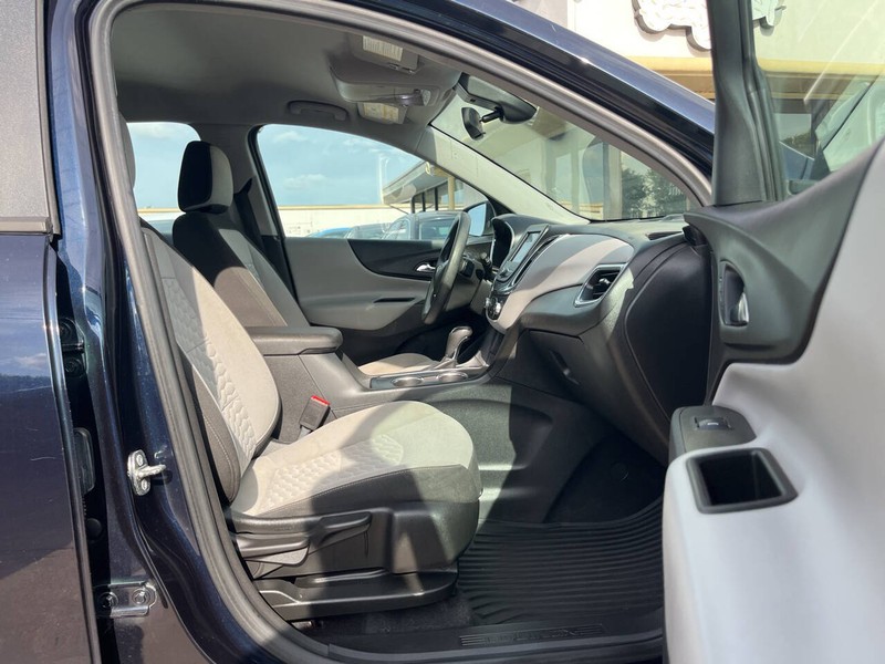 Chevrolet Equinox Vehicle Image 11