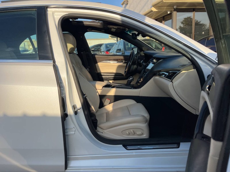 Cadillac CTS Sedan Vehicle Image 11