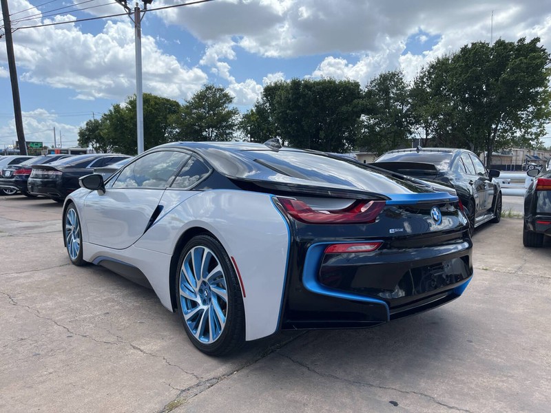 BMW i8 Vehicle Image 03