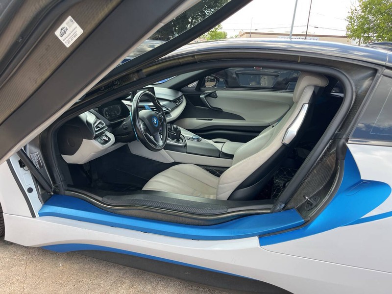 BMW i8 Vehicle Image 07