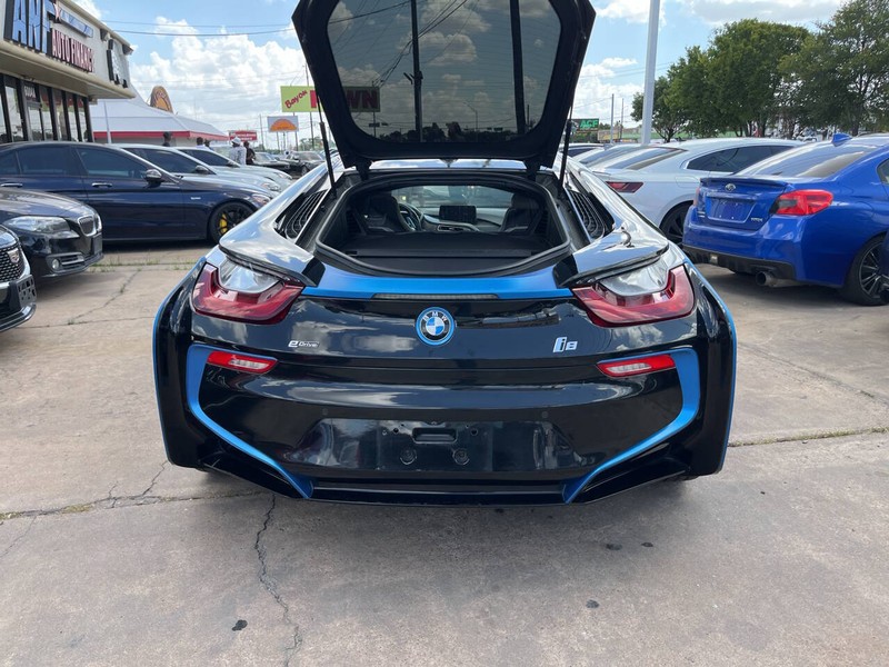 BMW i8 Vehicle Image 08