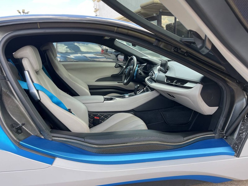 BMW i8 Vehicle Image 10