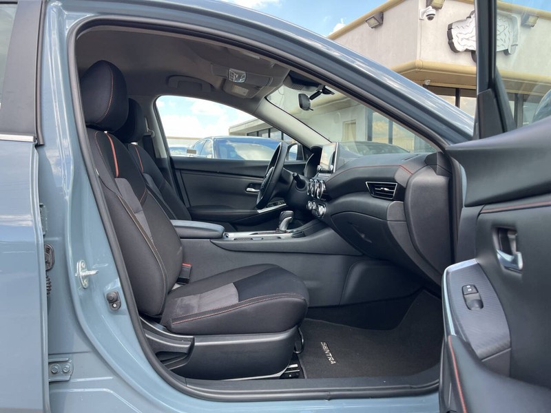 Nissan Sentra Vehicle Image 11