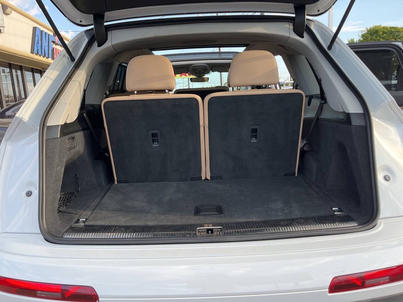 Audi Q7 Vehicle Image 10