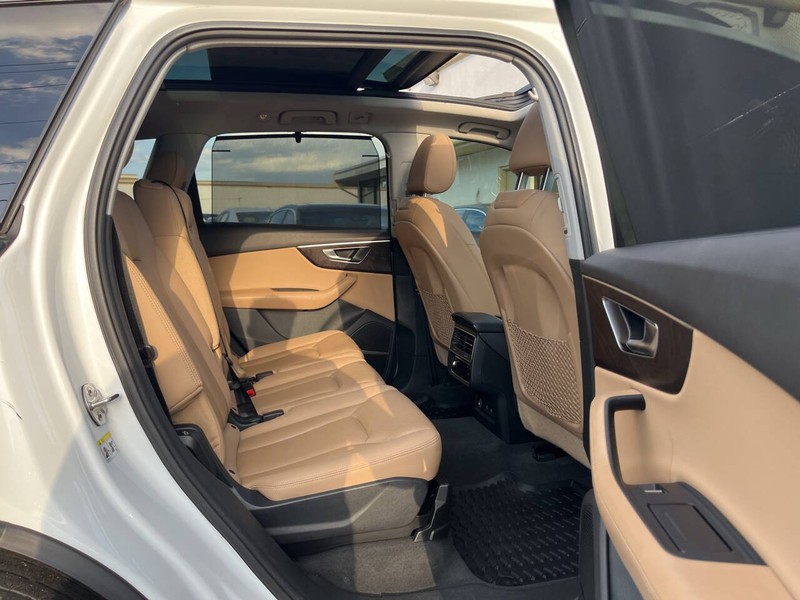 Audi Q7 Vehicle Image 11