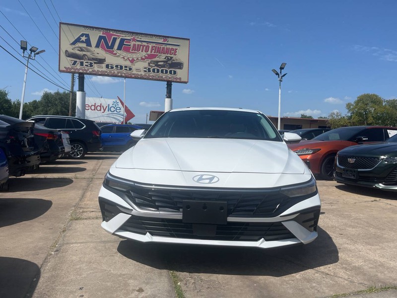 Hyundai Elantra Vehicle Image 02