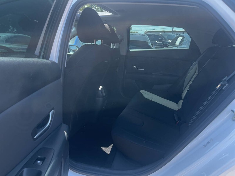 Hyundai Elantra Vehicle Image 08
