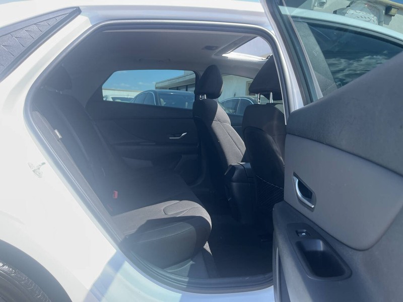Hyundai Elantra Vehicle Image 11