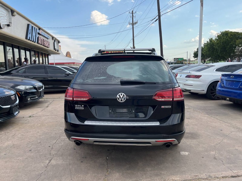 Volkswagen Golf Alltrack Vehicle Image 04