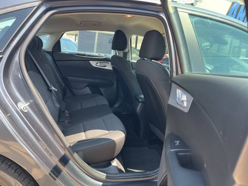 Kia Forte Vehicle Image 02
