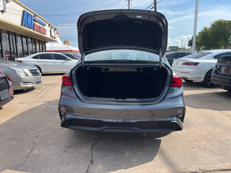 Kia Forte Vehicle Image 09