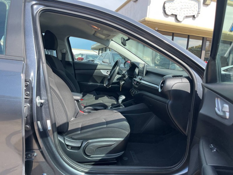 Kia Forte Vehicle Image 11