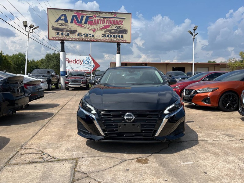 Nissan Altima Vehicle Image 02