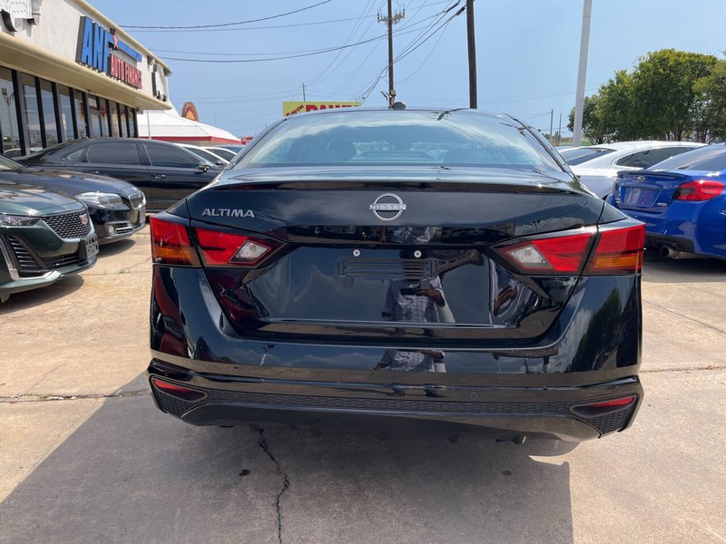 Nissan Altima Vehicle Image 04
