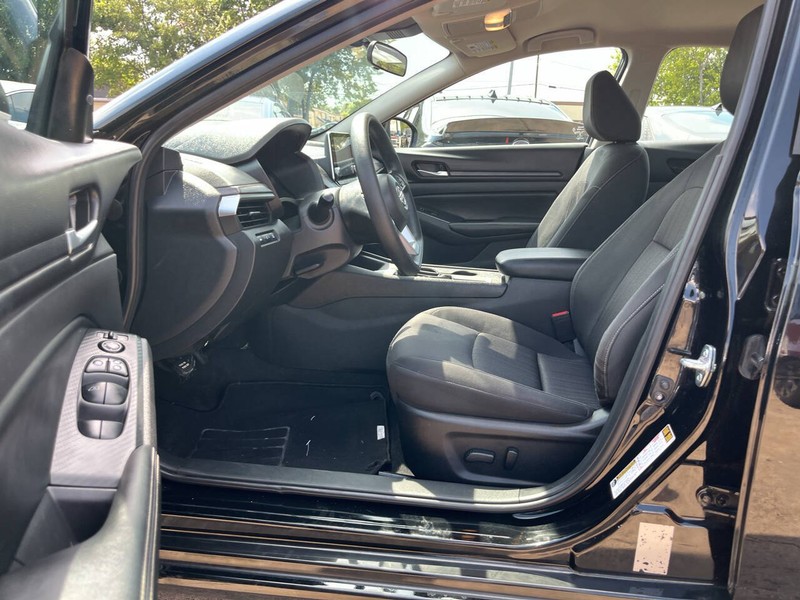 Nissan Altima Vehicle Image 07