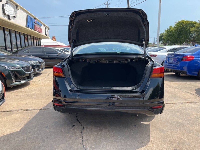 Nissan Altima Vehicle Image 09