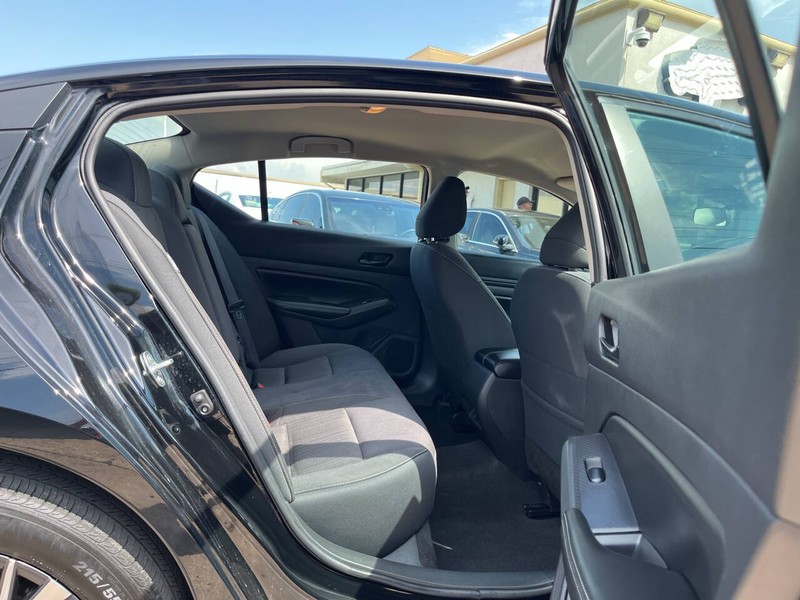 Nissan Altima Vehicle Image 10