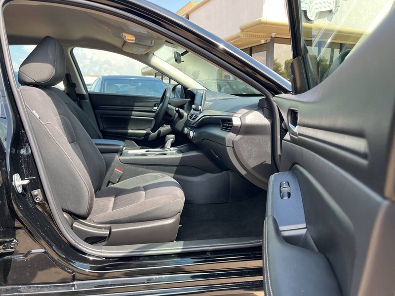 Nissan Altima Vehicle Image 11