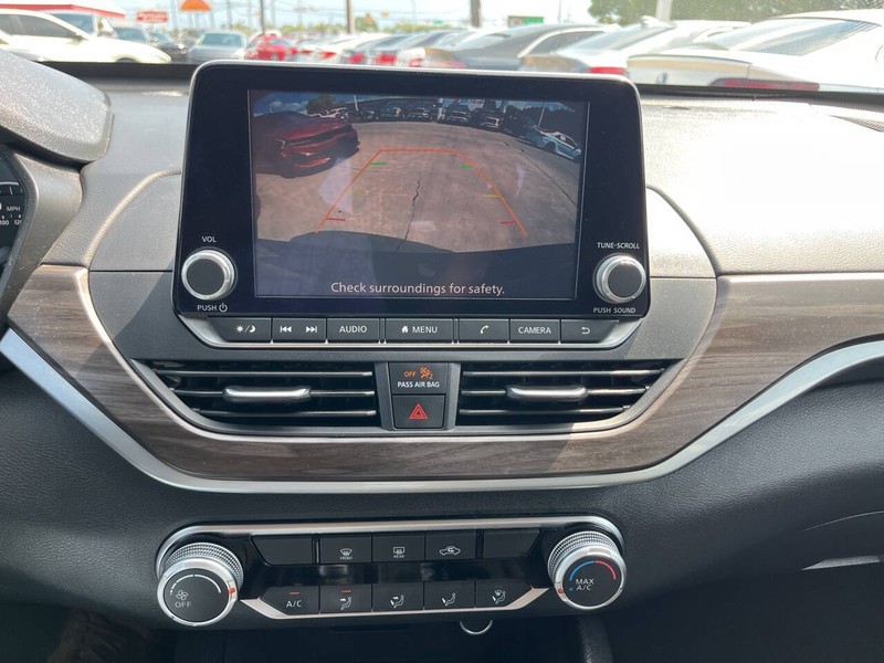 Nissan Altima Vehicle Image 12
