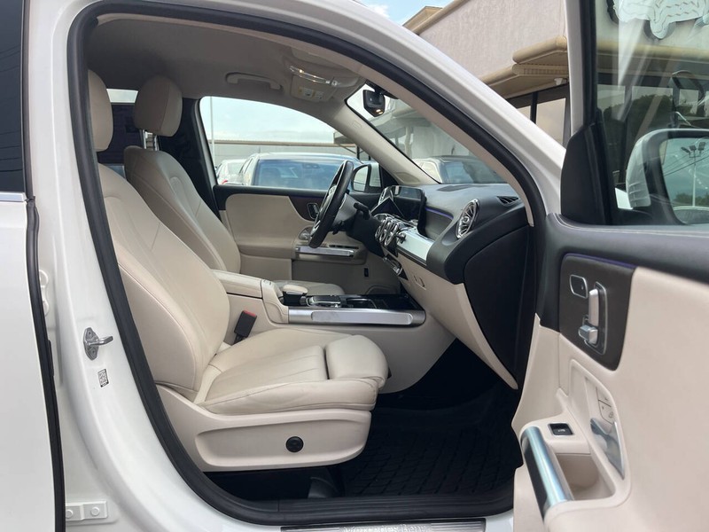 Mercedes-Benz GLB Vehicle Image 11