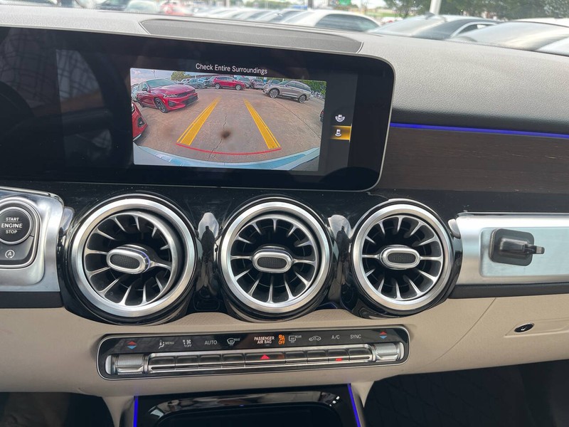 Mercedes-Benz GLB Vehicle Image 12