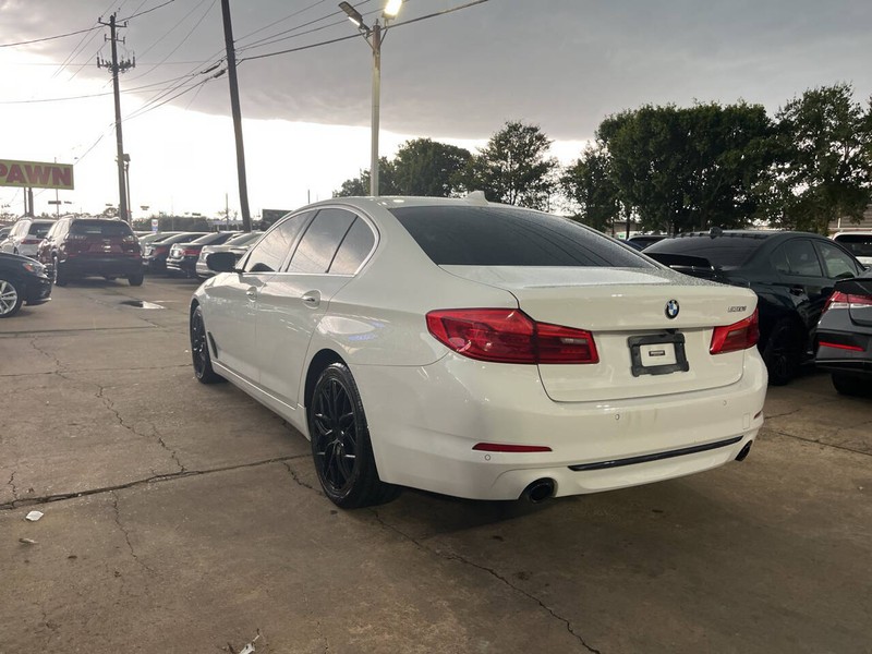 BMW 5 Series Vehicle Image 03