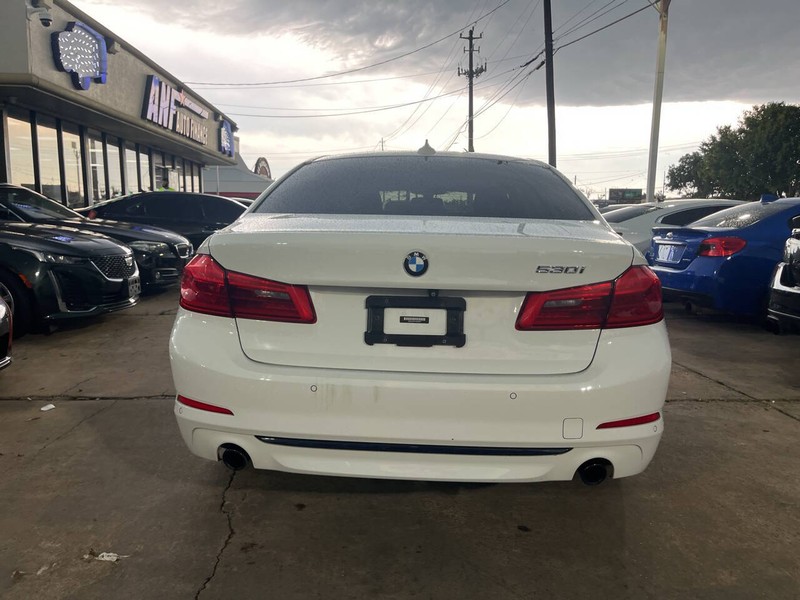 BMW 5 Series Vehicle Image 04